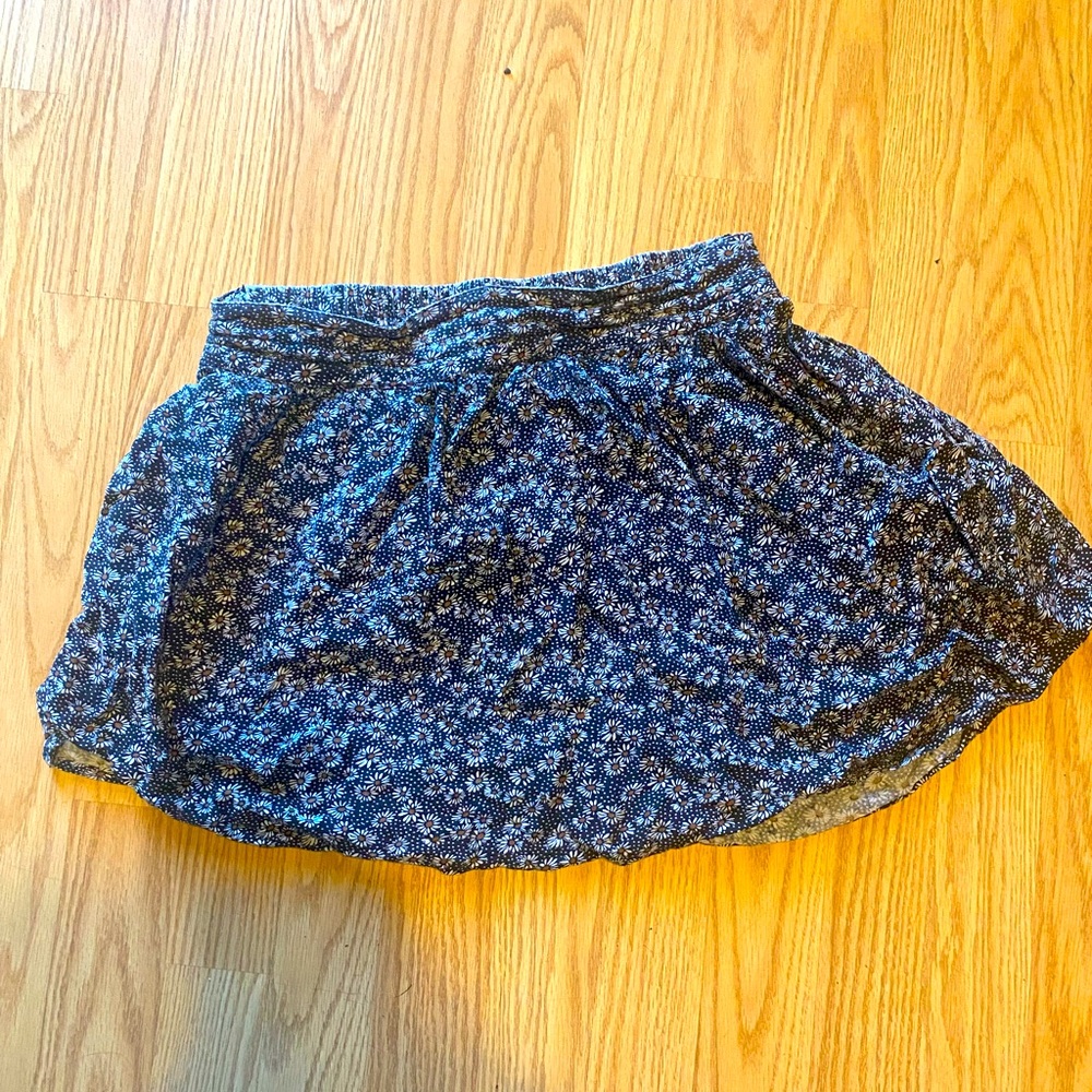 Small little daisy print skirt sz M
